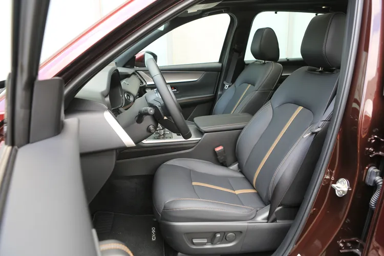 高階車型全車座椅都採Nappa真皮包覆，觸感細緻之外，軟硬適中的泡棉兼具舒適性與支撐性，雙前座均為10向電動調整。林浩昇攝