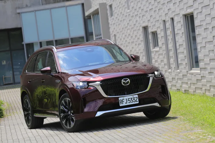 在招牌的Less is more「減法美學」基礎下，Mazda CX-90長車頭、短前懸的體態讓人回味起傳統運動車款的美好情懷。林浩昇攝