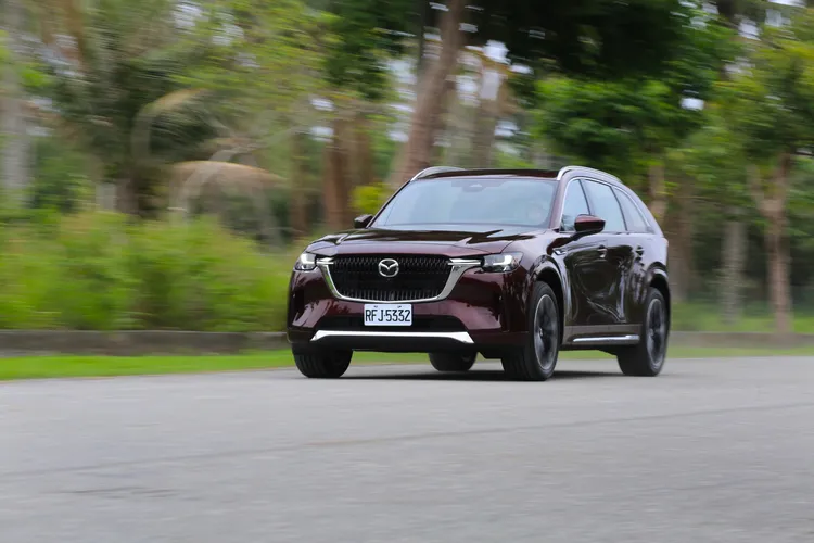 CX-90加速感受，就像是大人強而有力的雙手，推動小朋友乘坐的鞦韆，這股渾厚的內力循序漸進將車輛送出，隨著六缸引擎攀升到高轉速來到馬力輸出甜蜜點。林浩昇攝