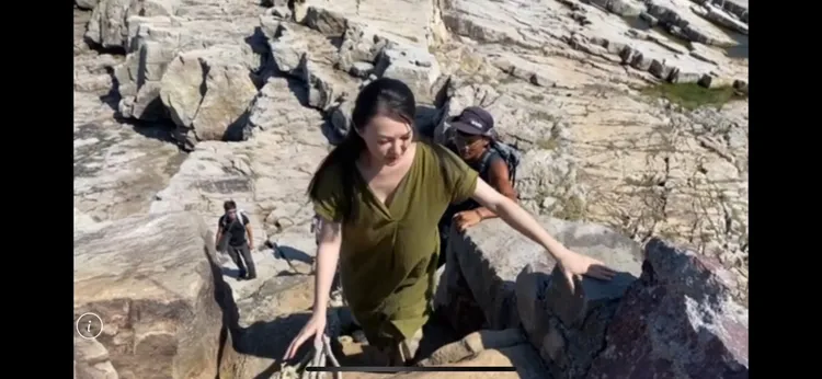 李杏拉著繩索爬山。