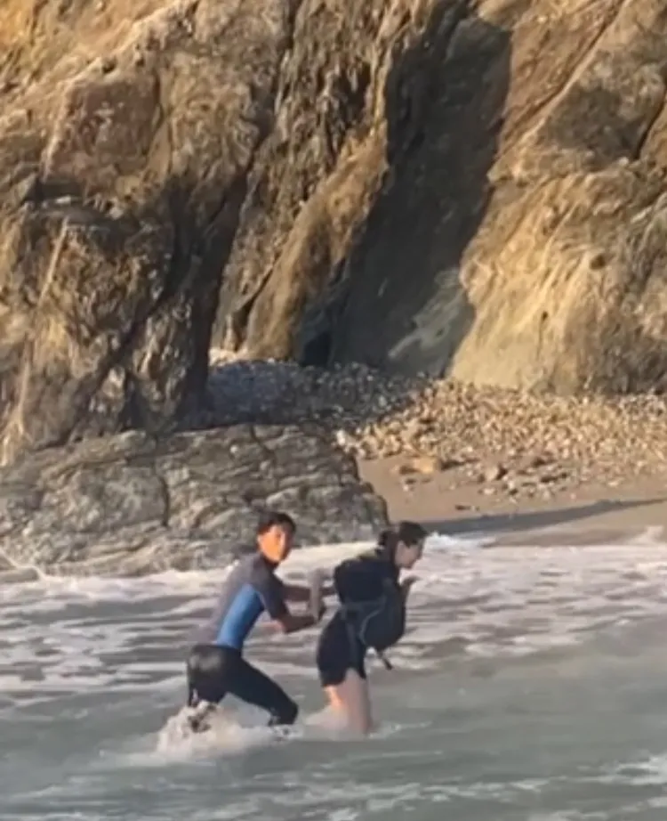 李杏（右）落水。