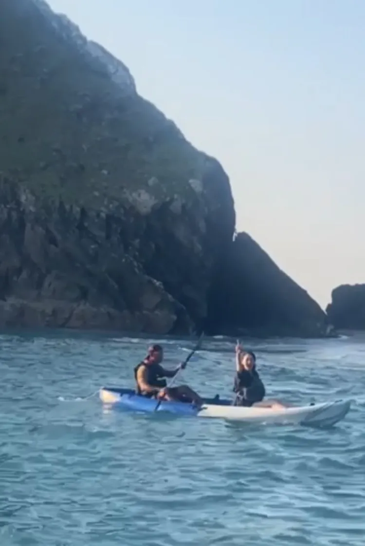 李杏（右）這艘獨木舟後來翻了。