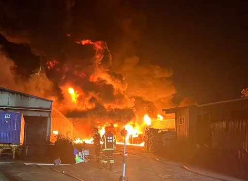 桃園倉儲大火！4間連棟鐵皮屋陷火海　逾百名警義消搶救逾14小時