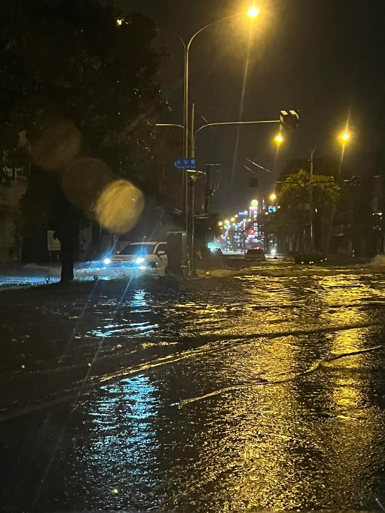沙鹿成都餐廳前至燦坤路段已淹水至對向車道。翻攝臉書
