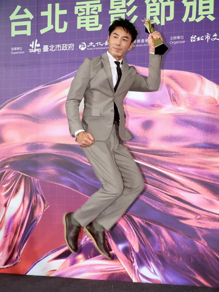 李李仁拿獎很開心。攝影中心攝