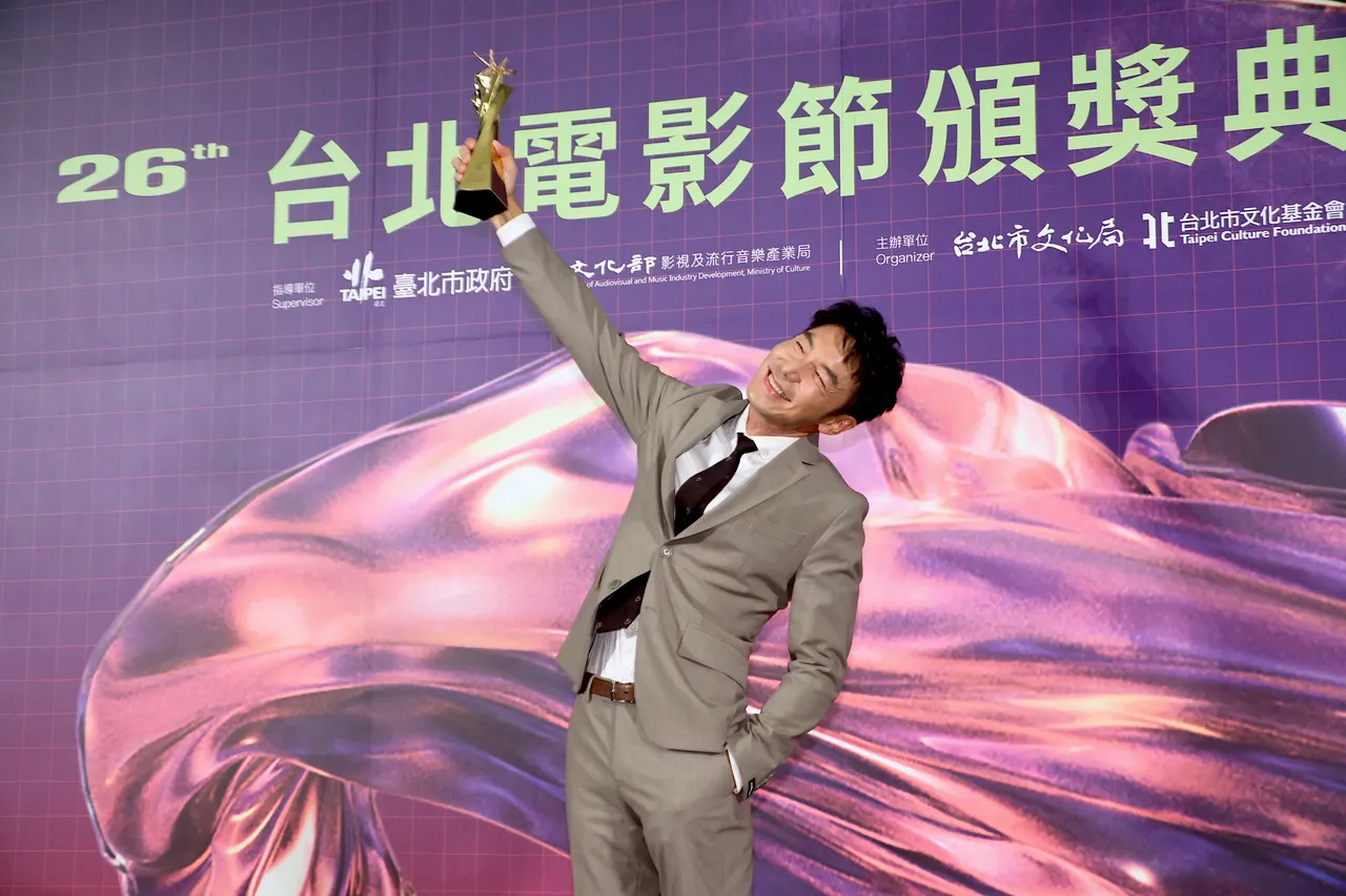 台北電影獎|李李仁奪男配當眾視訊陶晶瑩 她一接竟爆粗口笑翻全場|壹蘋新聞網