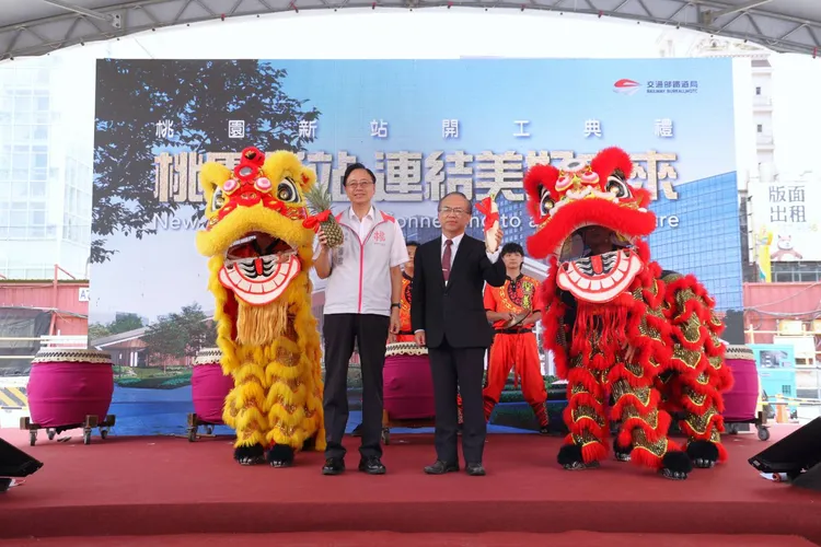 交通部次長陳彥伯（右）、桃園市長張善政（左）出席動工典禮。鐵道局提供