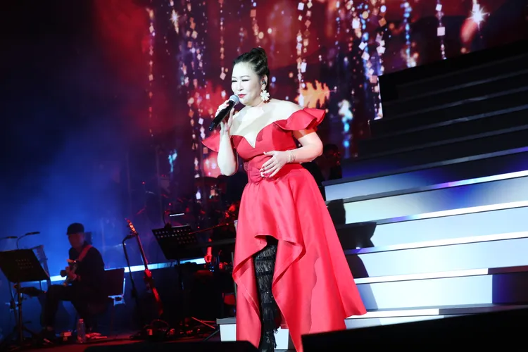 張秀卿以爆乳戰袍登台。寶吉祥集團提供