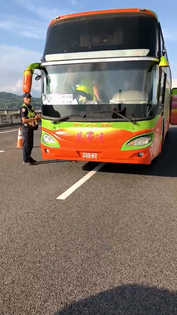 警消到場時發現遊覽車唐姓駕駛趴倒在車內，已無呼吸心跳。民眾提供