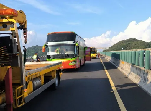 國3苗栗段遊覽車駕駛突昏迷　自撞護欄停中內線車道！送醫不治