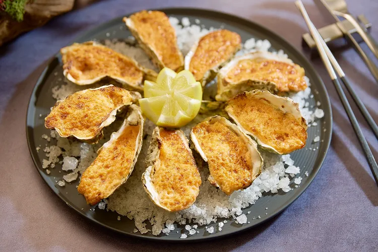 鉑麗安全日餐廳「日本美食祭」推薦菜色「明太子烤生蠔」，以新鮮生蠔加上明太子醬烘烤至表面金黃，口感豐富令人難忘。業者提供