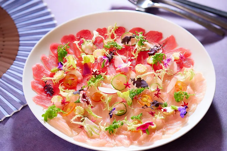 鉑麗安全日餐廳「日本美食祭」推薦菜色「鮮魚和風沙拉」，以海港直送的新鮮魚貨製作華麗又美味的和風沙拉。業者提供