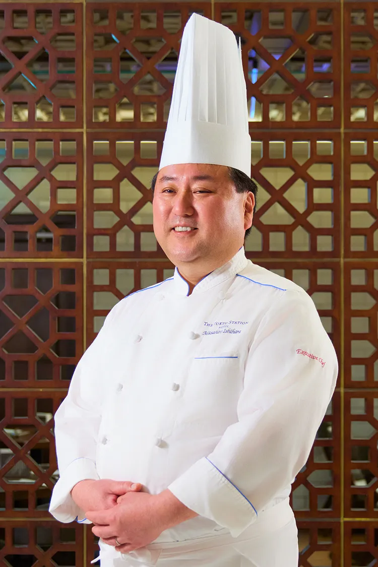 日籍總主廚石原雅弘(Masahiro Ishihara)為現任JR東日本集團NIPPON HOTEL及東京車站大飯店總料理長，兼任JR東日本大飯店台北行政總廚，師承日本首位榮獲米其林星級主廚的日本人—中村勝宏 (Katsuhiro Nakamura) 。業者提供