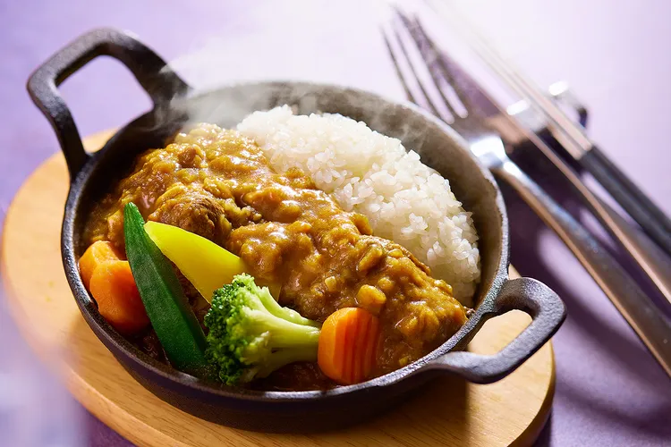 鉑麗安自助餐可品嘗到日本東京車站大飯店同步推出的「牛肉咖哩鍋」，以獨家黃金比例製作咖哩醬，加上A5黑毛和牛油脂筋膜及蔬菜一起熬煮，特別濃香。業者提供