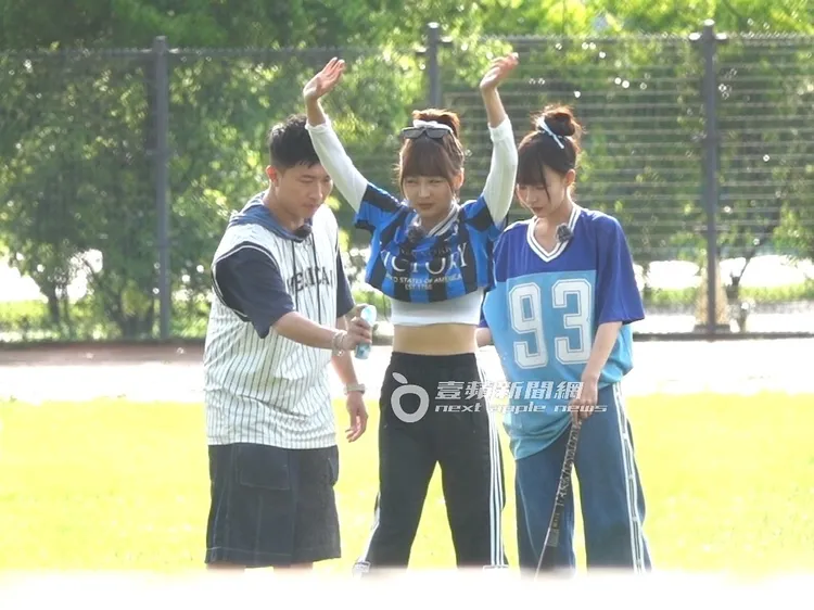 張立東（左）拿起防蚊液幫籃籃的小蠻腰噴灑，林襄被晾在一旁乾等。特勤中心攝