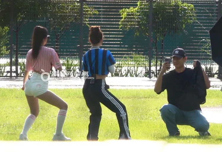 200公分經紀人兼緋聞男友蹲下身子，為李多慧和籃籃拍攝影片。特勤中心攝