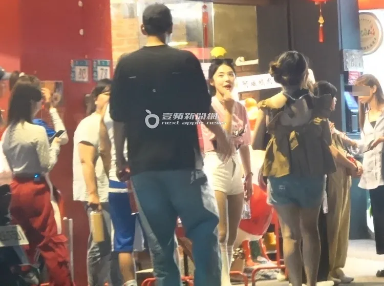 200公分經紀人兼緋聞男友，利用空檔上前與李多慧聊天，她臉上充滿笑容。特勤中心攝