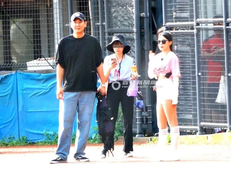 李多慧（右）與200男抵達棒球場，戴起太陽眼鏡準備拍攝。特勤中心攝