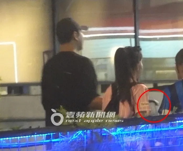 遇到階梯，200公分經紀人當起暖男，幫忙李多慧提行李箱，展現滿滿的男友力。特勤中心攝