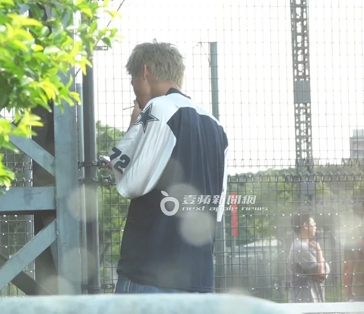 風田躲在一旁抽菸，享受短暫的放鬆時光。特勤中心攝