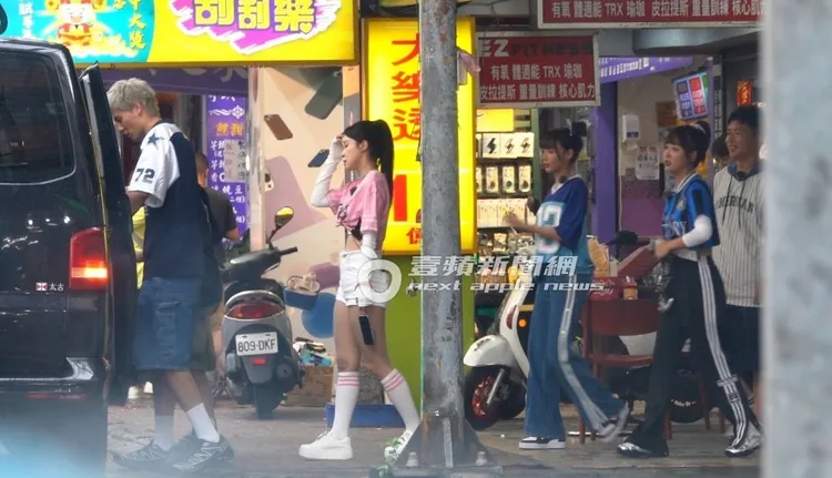 風田（左起）、李多慧、林襄、籃籃和張立東，依序坐上保母車離開。特勤中心攝