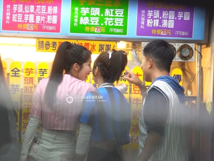 李多慧（左）好奇冰品配料，頻問籃籃和張立東。特勤中心攝