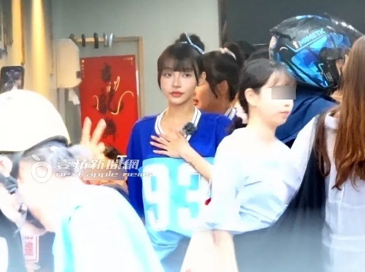 林襄身穿藍色啦啦隊制服錄製節目。特勤中心攝