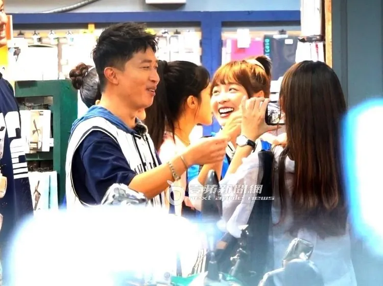 張立東把籃籃逗到笑得合不攏嘴，心情十分愉悅。特勤中心攝