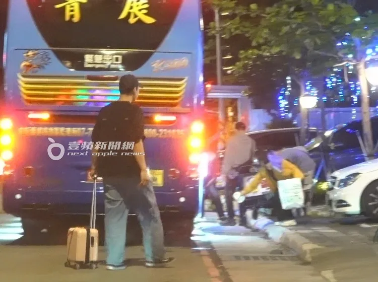 抵達下個目的地，200男拖著行李箱率先在遊覽車旁等待李多慧。特勤中心攝