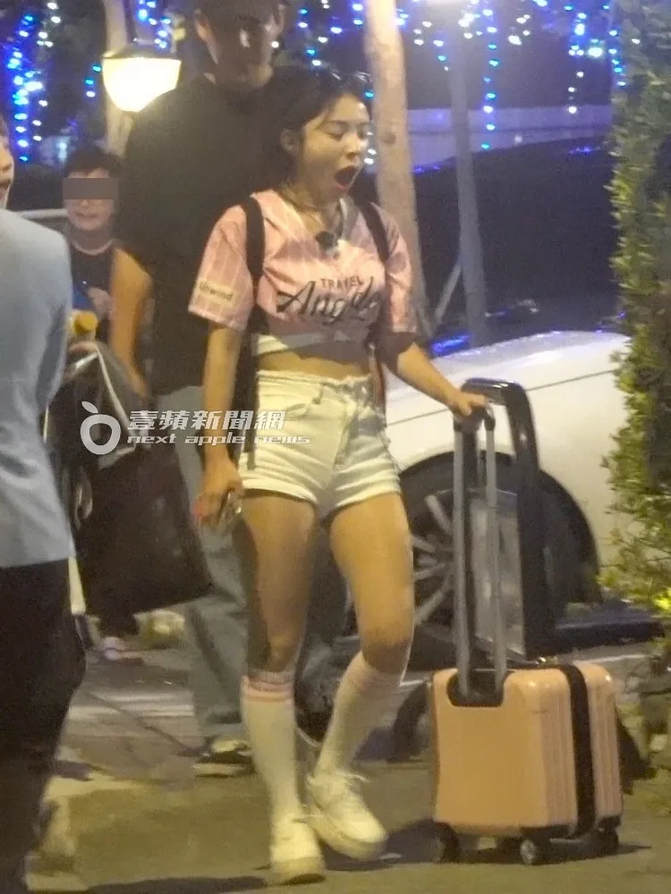 一整天行程，李多慧一邊拖著行李一邊打哈欠。特勤中心攝