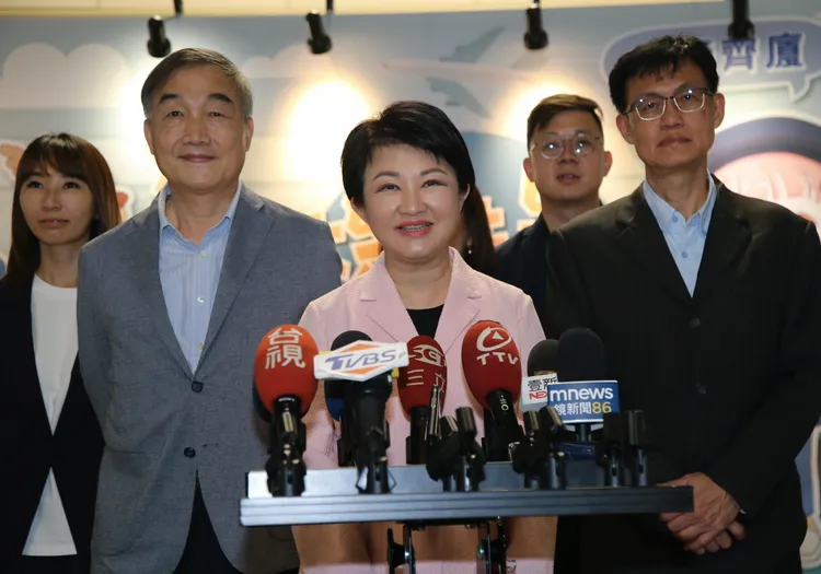 盧秀燕出訪前就強調不排除會提前返台坐鎮。市府提供