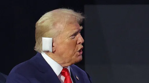 川普英雄式現身！「右耳包紗布」龍行虎步　全場轟喊：Fight！