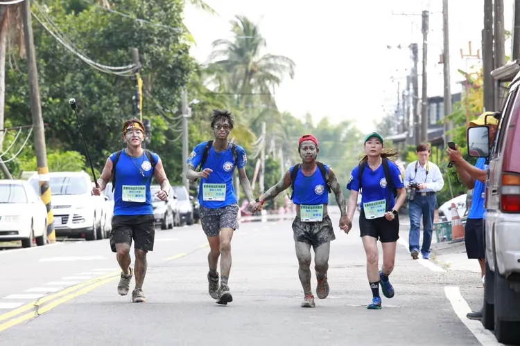 年僅18歲方泓霖(左2)已是山訓協會C級教練，初級救護技術員EMT-1。宋德威提供