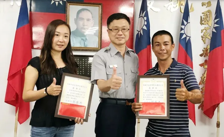 宋德威（右）與陳佩琪（左）幫警方偵破肇逃事件，警方致贈感謝狀表揚。翻攝畫面