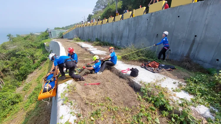雲豹工作隊在柴山上訓練利用繩索進行山難救災。凃建豐攝