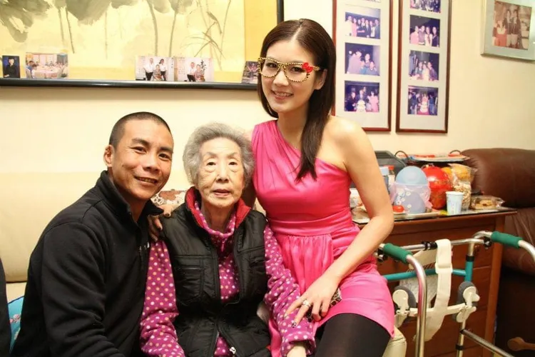 兄妹倆與奶奶開心合照。宋德威提供