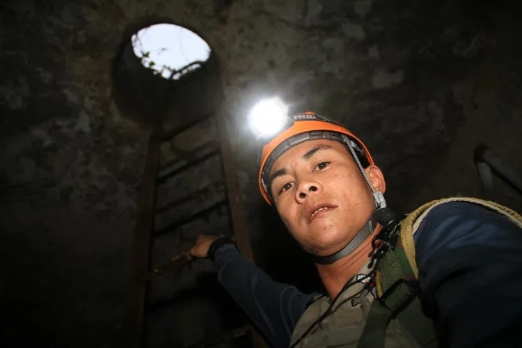 宋德威調查軍事遺址，因為那不只是個水泥建築，它是有故事的。宋德威提供