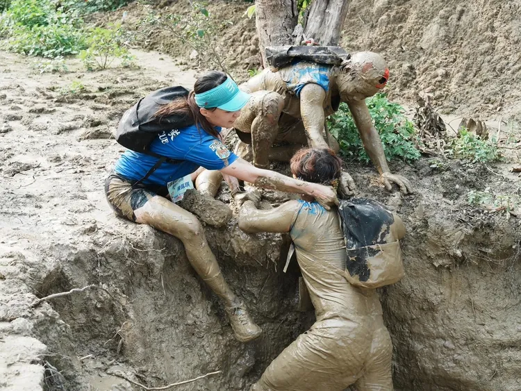 宋德威與《ORT極路勇者》團隊，在今年5/4軍事障礙越野挑戰賽勇奪親子組冠軍、團體成人組冠軍。宋德威提供