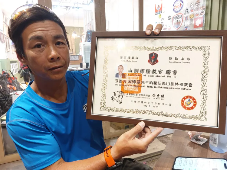 海軍陸戰隊特勤隊、兩棲偵搜大隊都請宋擔任山訓戰技教官。凃建豐攝