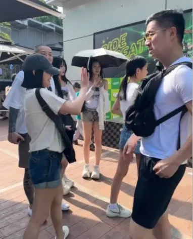 有網友拍到許雅鈞、小S及許老三同遊新加坡。翻攝Xxxj小紅書