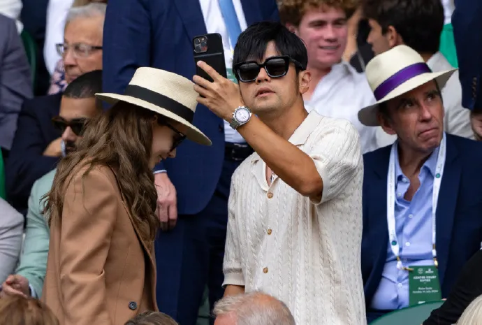 周杰倫不忘拿出手機拍照。翻攝溫網官方微博