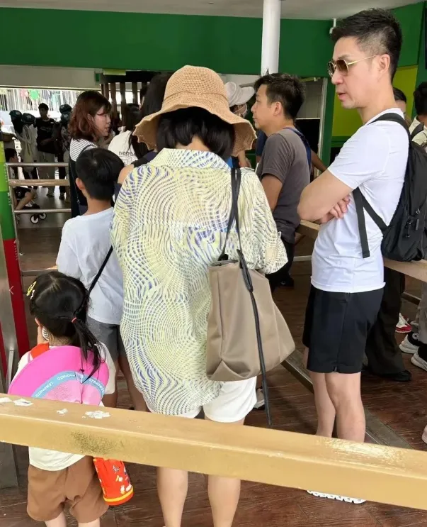 許雅鈞在新加坡被網友捕獲。翻攝king小紅書