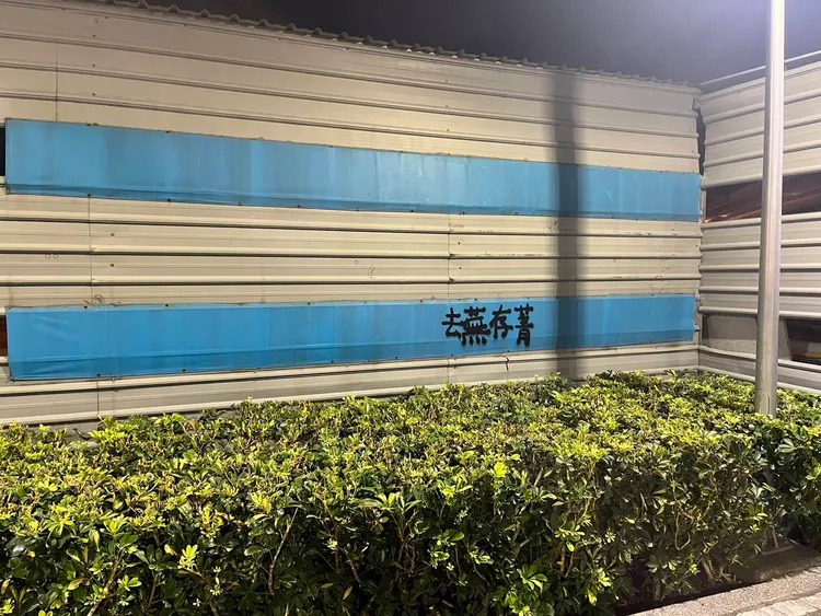 涉嫌噴漆的陳姓婦人到案辯稱自己在「推廣佛法」。民眾提供