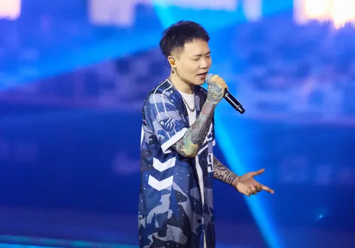 「破億神曲製造機」蕭秉治首唱大巨蛋　《我還是愛著你》一開口萬人大合唱