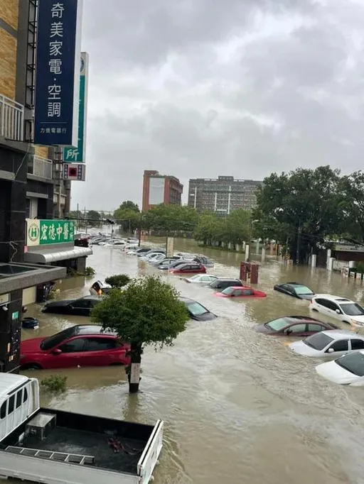 台南鹽水半夜灌大水深達1樓高 車都滅頂了!警消、國軍助撤離水仍未退