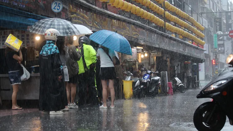 基隆廟口夜市攤販仍有人潮。記者葉先鵬攝