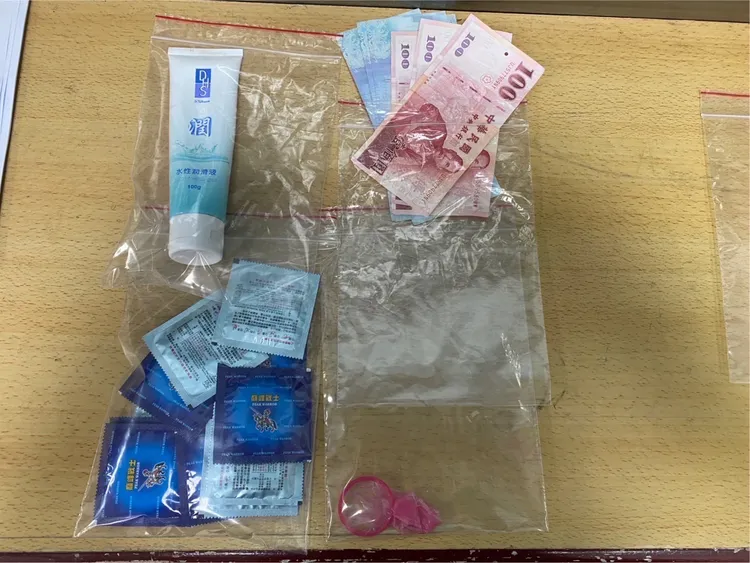 警方查獲性交易現金及其他證物。楊梅警分局提供