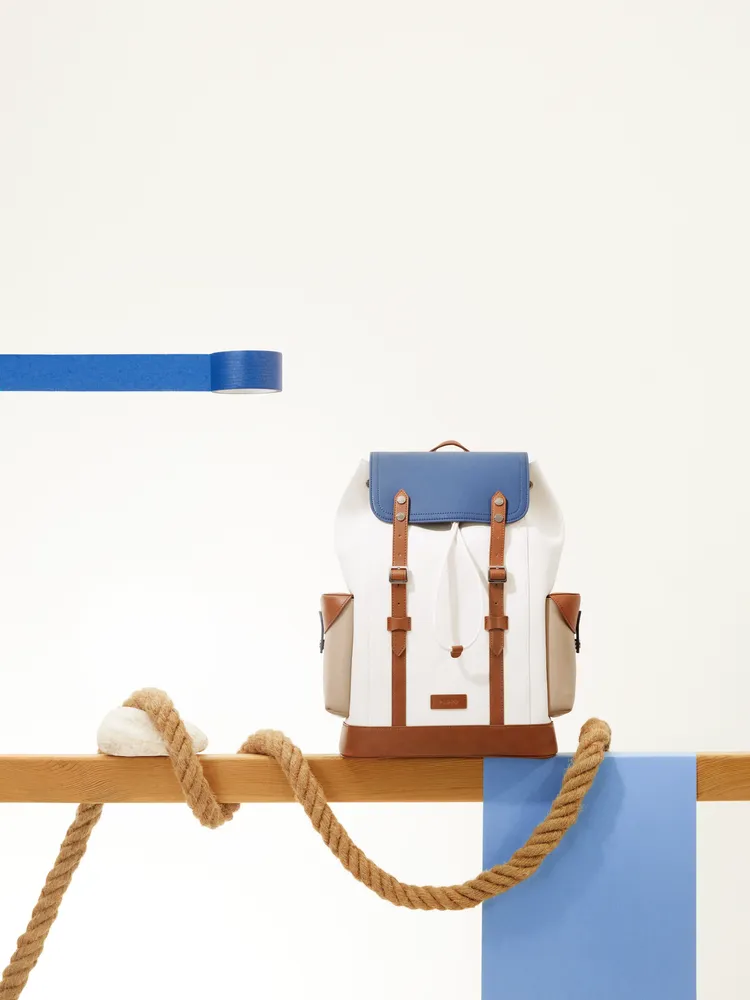 Jones背包以棕色皮革拼接奧運五環色系呼應運動盛事。品牌提供