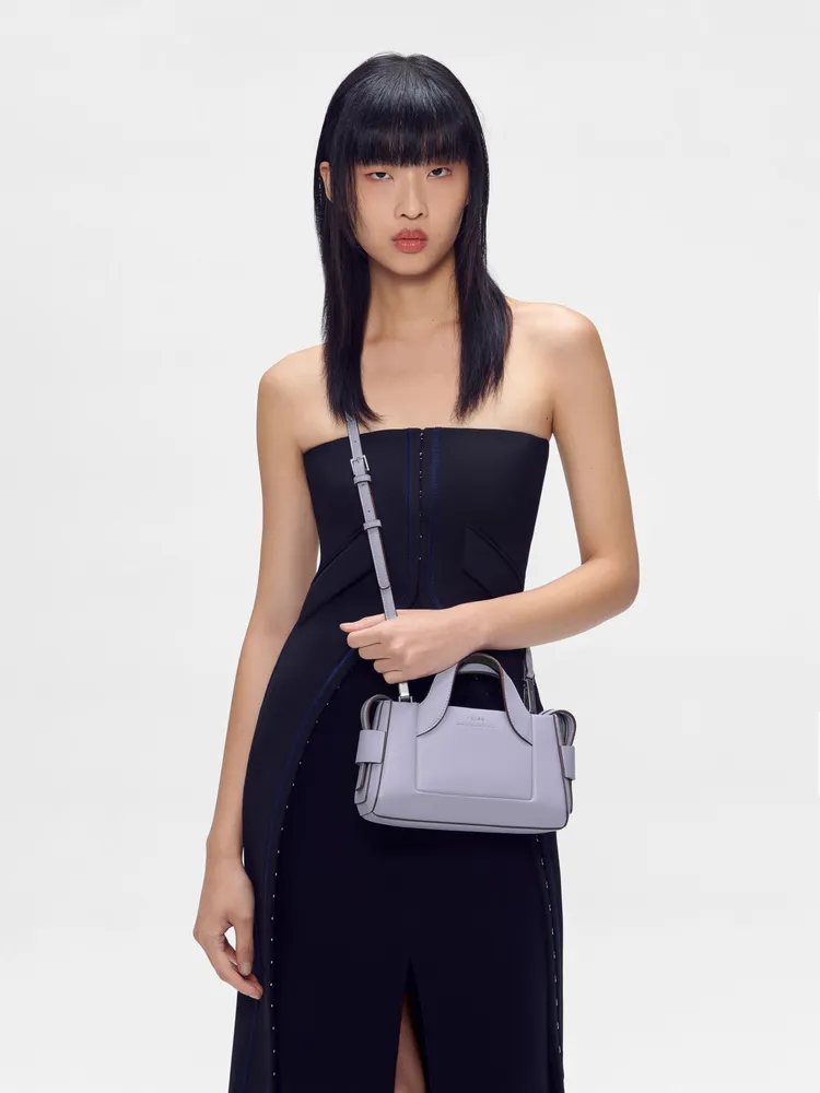 PEDRO將梯形包身的Izzie保齡球包以薰衣草紫煥然一新。品牌提供