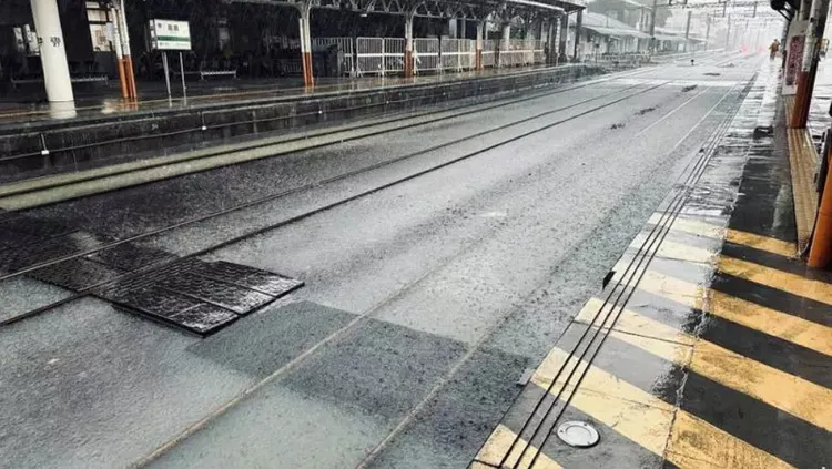 嘉義車站軌道仍被積水淹沒。翻攝照片